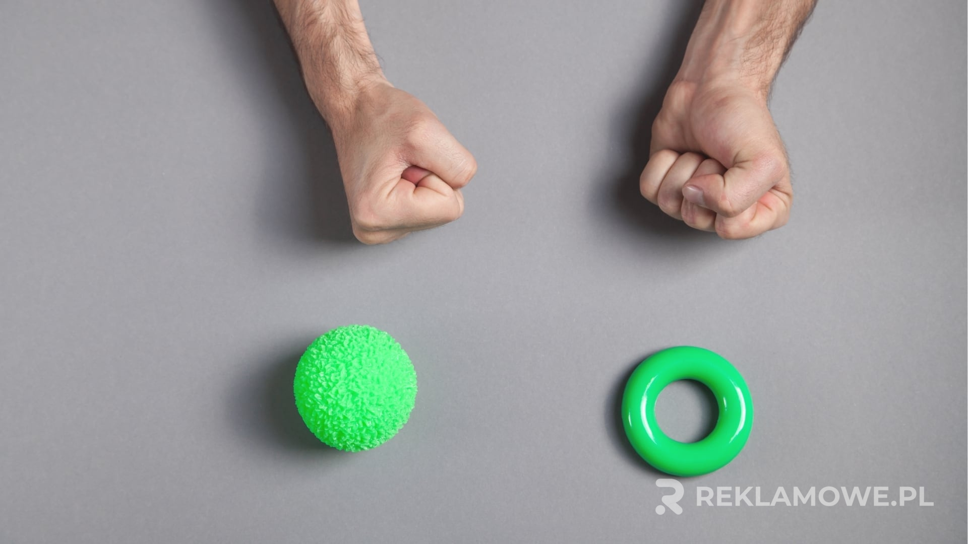 Antystresy reklamowe leżące na stole z logo firmy