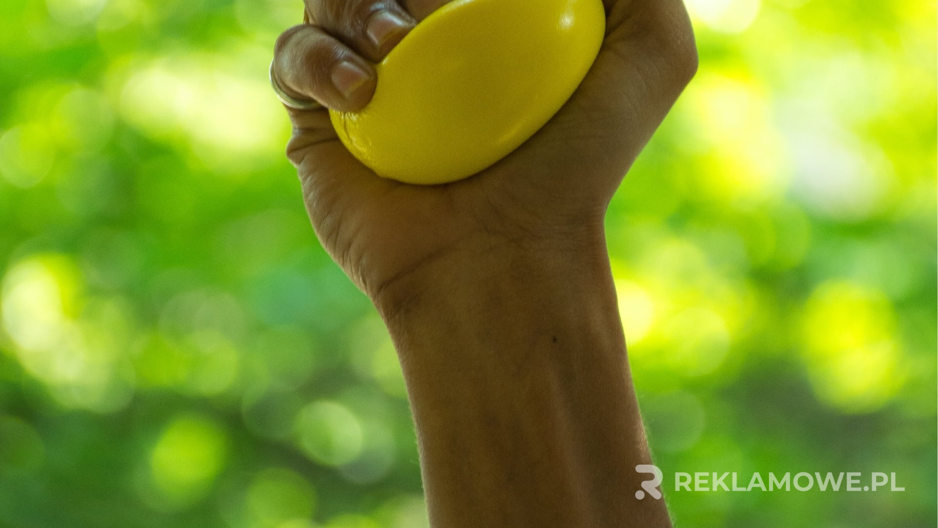 Jak antystresy reklamowe mogą poprawić wydajność pracy? Antystresy reklamowe na biurku