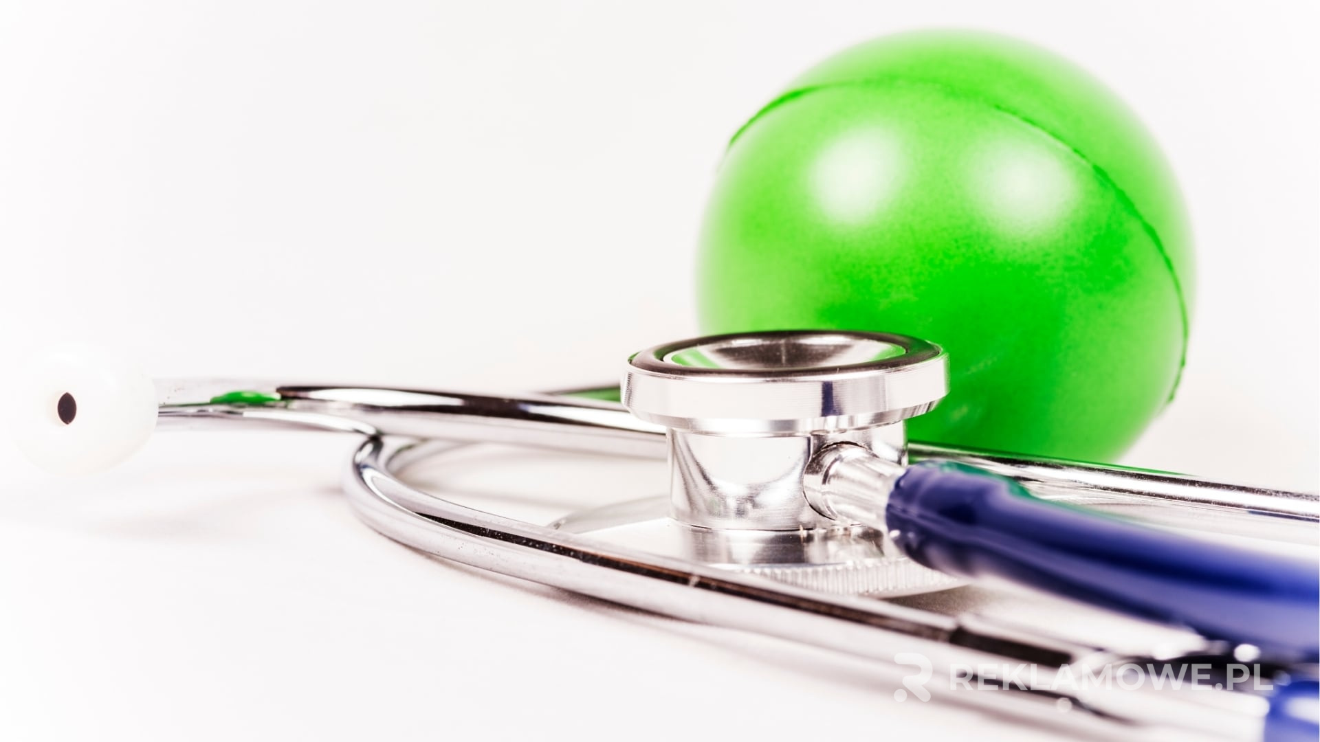 Kolorowe antystresy reklamowe na biurku