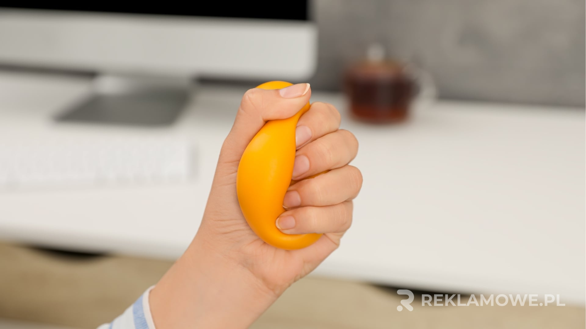 Jak antystresy reklamowe pomagają obniżyć stres w biurze Antystresy reklamowe na biurku