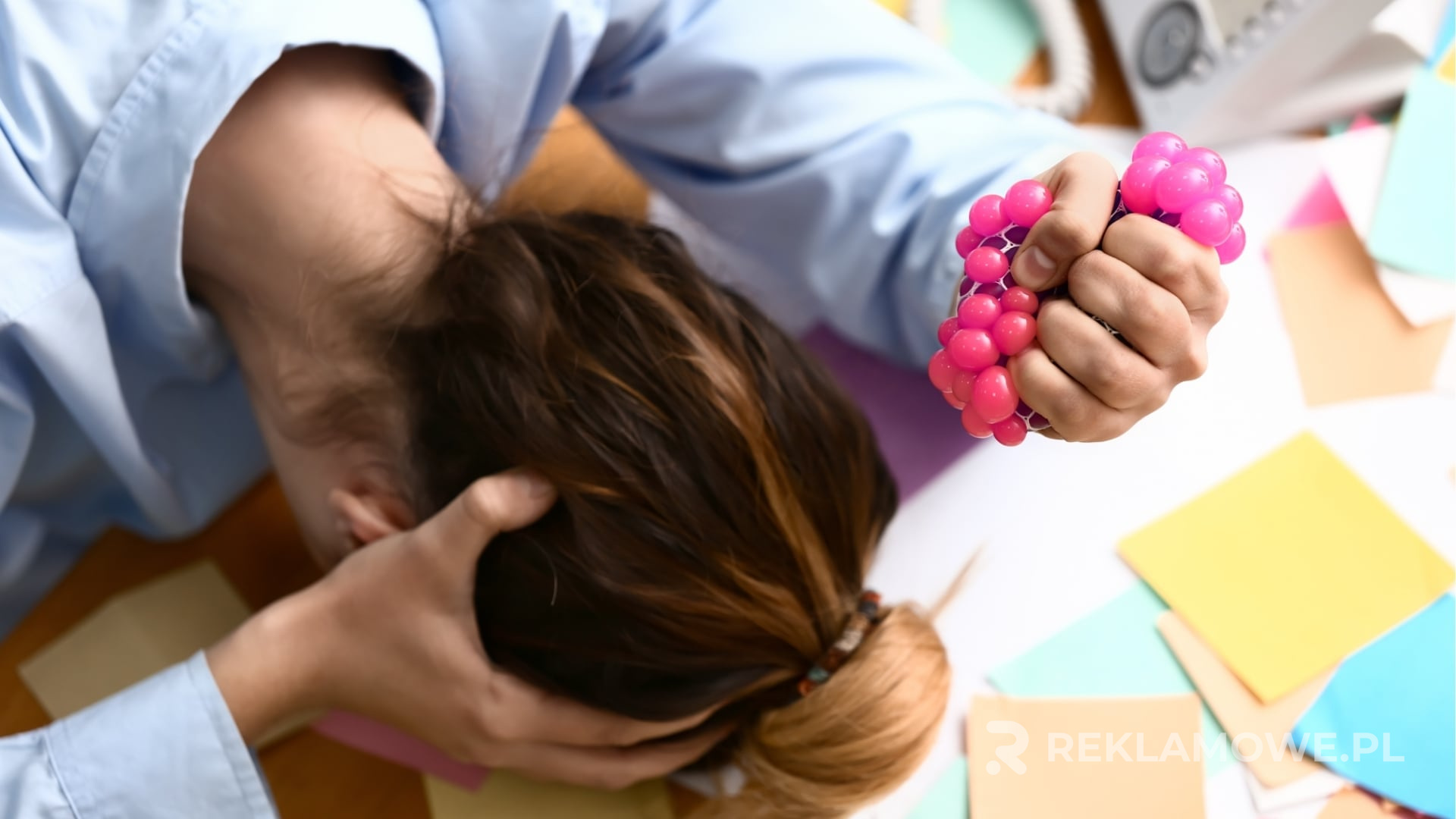 Pracownicy korzystający z gadżetów antystresowych