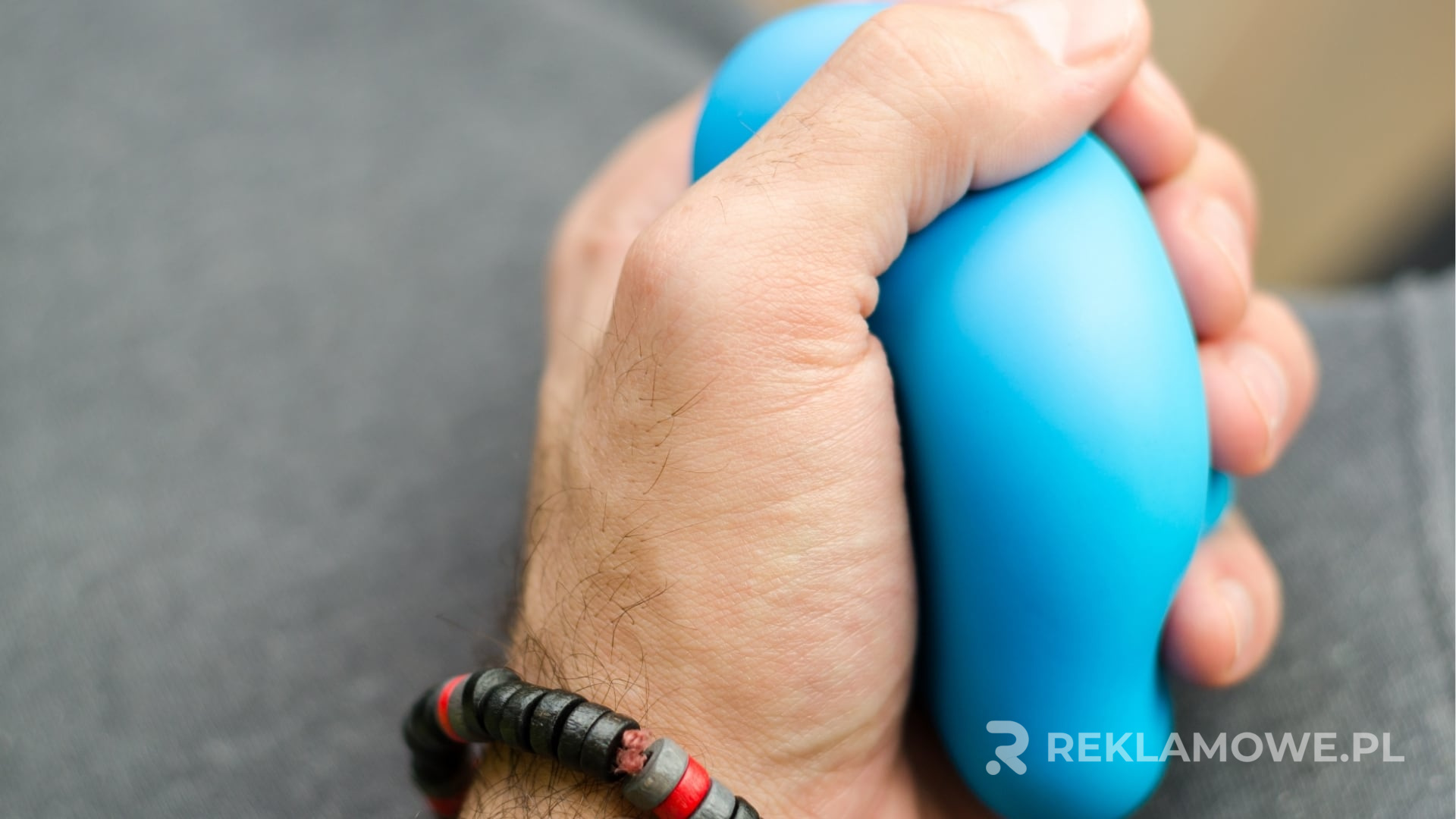 Antystresy reklamowe na biurku pracownika